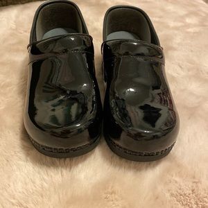 Dansko XP 2.0 black nursing clogs like new worn once. Size 38.No scratches,marks